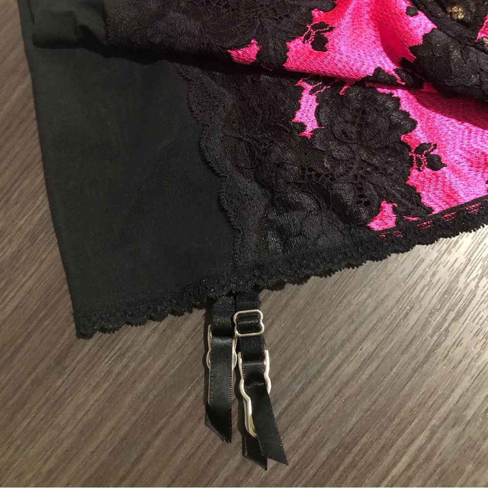 Gorgeous Victoria's Secret Garter Slip with Black Lace Applique', 34B, NWOT - Picture 7 of 8